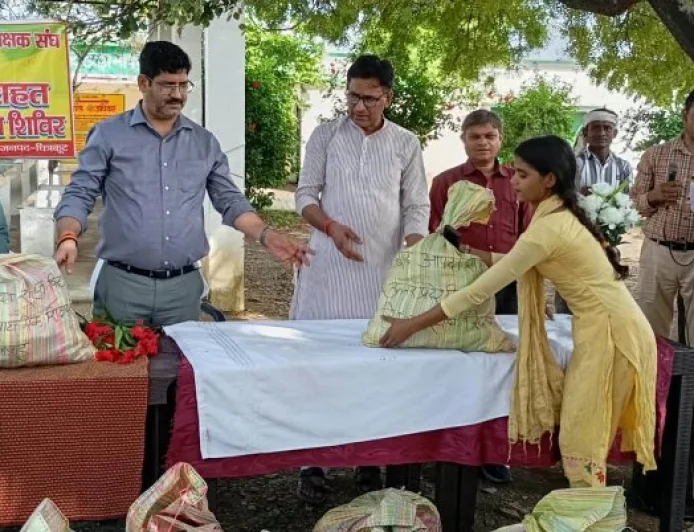बाढ़ पीड़ितों को बांटी राशन सामग्री