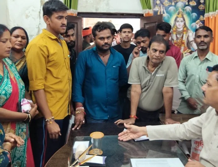 नपा अध्यक्ष से की घरों में नाली का पानी भरने की शिकायत