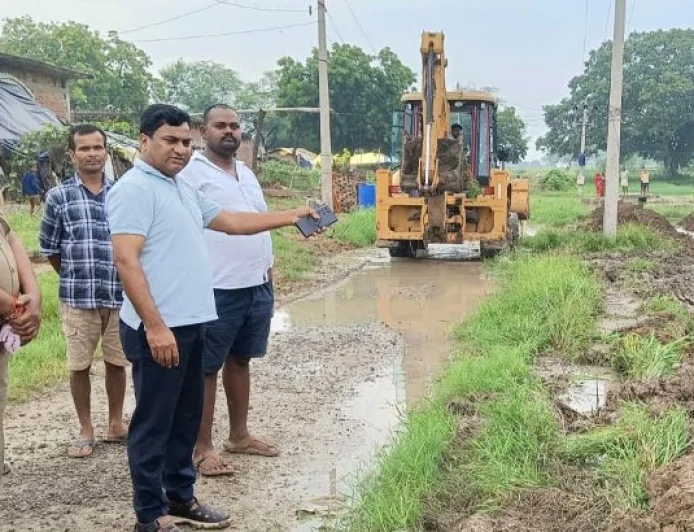 एसडीएम ने जलभराव की शिकायत पर नाली खुदवा कराई जल निकासी, ग्रामीणों को मिली राहत