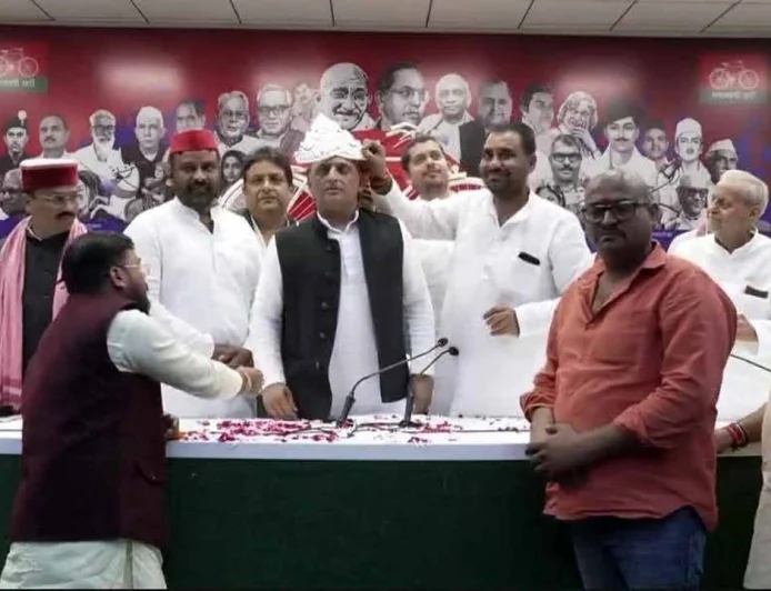 बांदा-चित्रकूट में सियासी हलचल, बसपा के पूर्व लोकसभा प्रत्याशी मयंक द्विवेदी सपा में शामिल