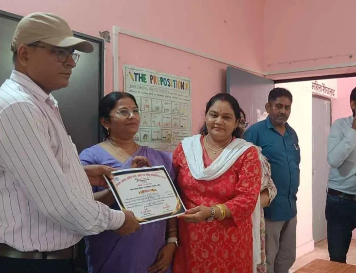 कला, सृजनशीलता और समर्पण का संगम, शिक्षिका रीता गुप्ता ने जिला स्तरीय प्रतियोगिता में पाया प्रथम स्थान