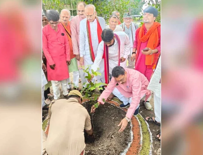 वृक्ष रोपित कर नमो वन की हुई स्थापना