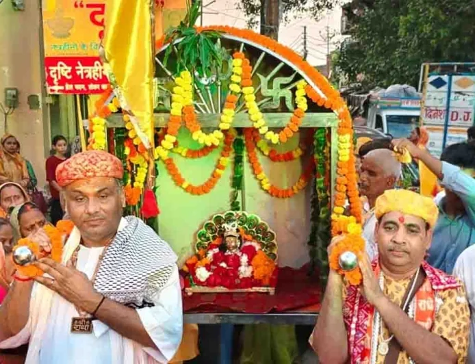 धर्मनगरी में श्रद्धालुओं ने धूमधाम से निकाली श्री कृष्ण जल विहार शोभा यात्रा