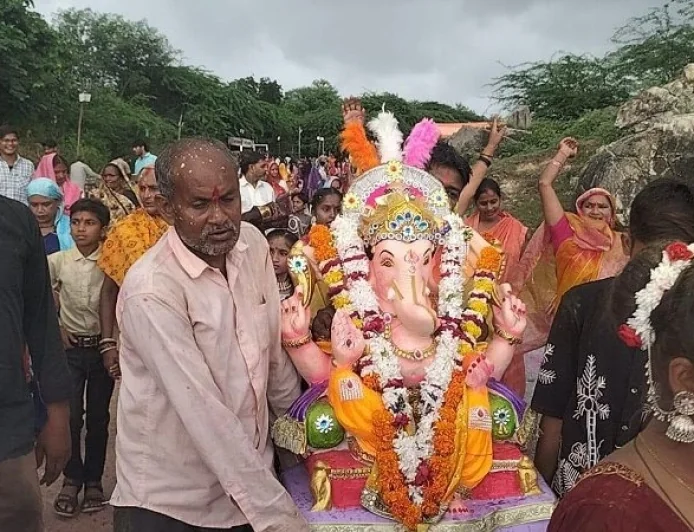 बांदा में गणेश महोत्सव का भव्य समापन, नम आंखों से दी बप्पा को विदाई