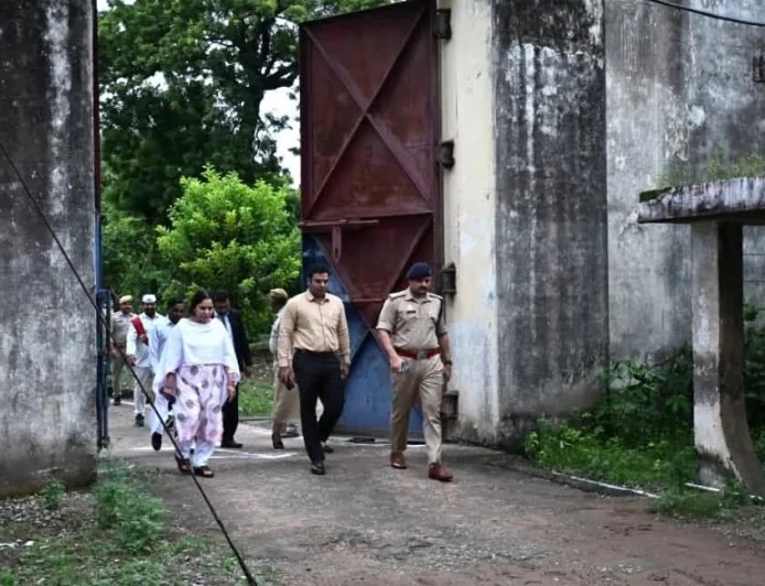 जिला न्यायाधीश, डीएम और एसपी ने किया मंडल कारागार का निरीक्षण