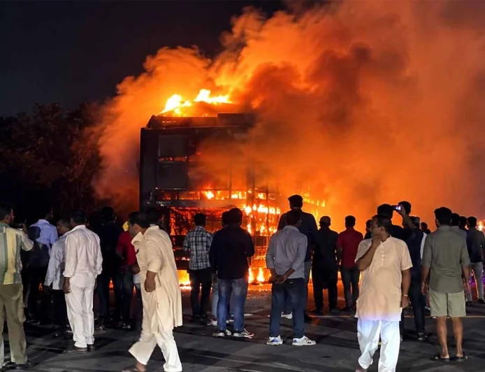 यमुना एक्सप्रेसवे हादसा: 19 चालान के बाद भी सड़क पर दौड़ती रही बस