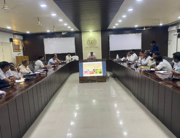 निर्माण कार्यों में गुणवत्ता एवं समयसीमा का रहे विशेष ध्यान : डीएम