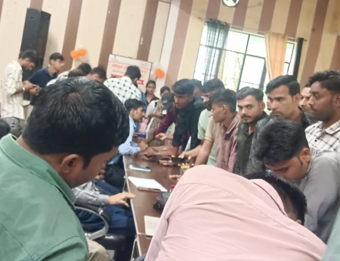 महोबा में रोजगार मेले में उमड़ी युवाओं की भीड़, 263 अभ्यर्थियों को मिला नौकरी का मौका