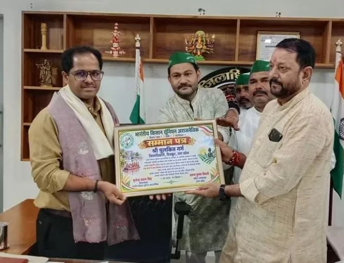 बाढ़ राहत में उत्कृष्ट कार्य पर डीएम-एसपी का नागरिक अभिनंदन