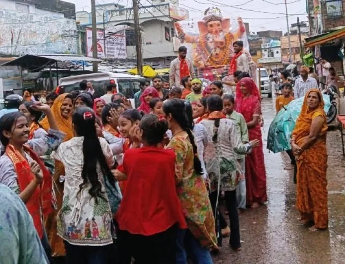 भक्तों ने नम आंखों से प्रतिमाओं का किया विसर्जन