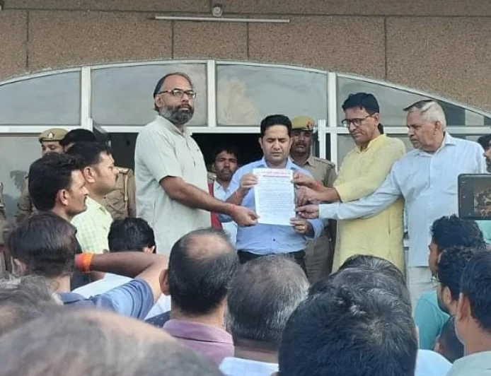 जिलाध्यक्ष अखिलेश पांडेय के नेतृत्व में ब्रिज कोर्स की अनिवार्यता सहित विभिन्न मांगों को लेकर सौंपा ज्ञापन