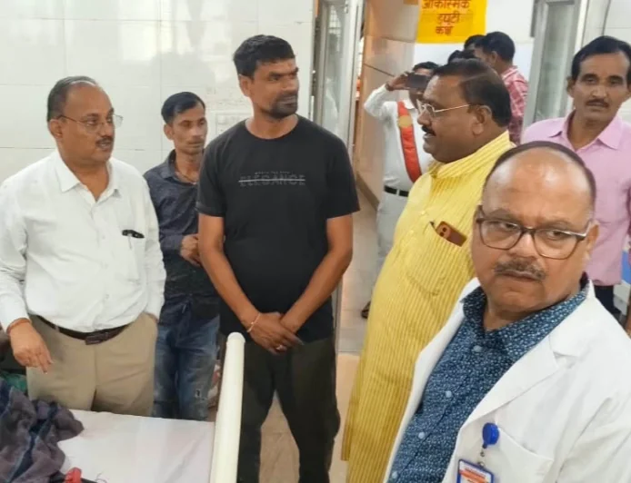 डीसीबी अध्यक्ष, सीएमओ ने जिला अस्पताल का किया निरीक्षण