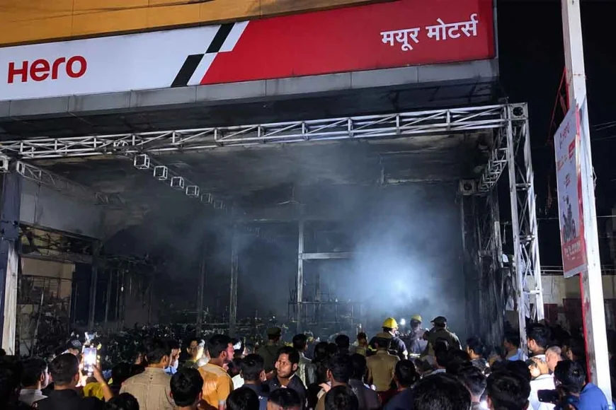 मयूर मोटर्स के शोरूम एवं वर्कशॉप में भीषण आग, 50-60 लाख का नुकसान
