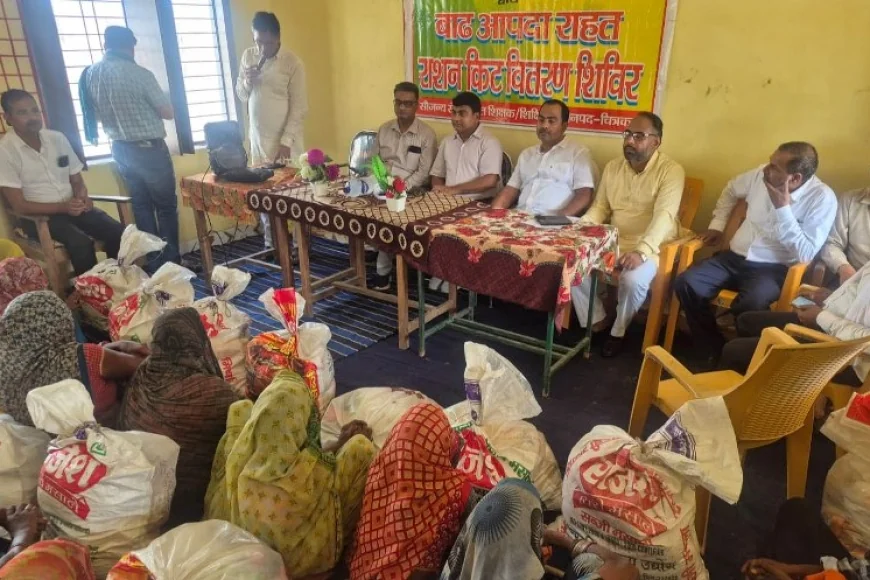 शिक्षक संघ ने तालाब फूटने से प्रभावित परिवारों को बांटी राहत किट