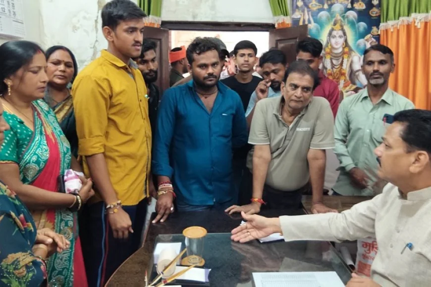 नपा अध्यक्ष से की घरों में नाली का पानी भरने की शिकायत