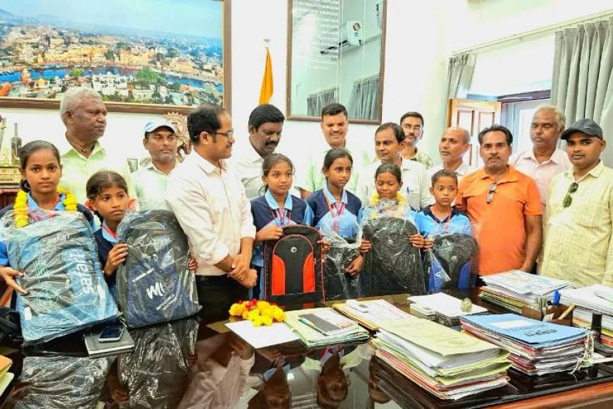 बालिकाओं को सम्मानित कर डीएम ने बढाया हौंसला