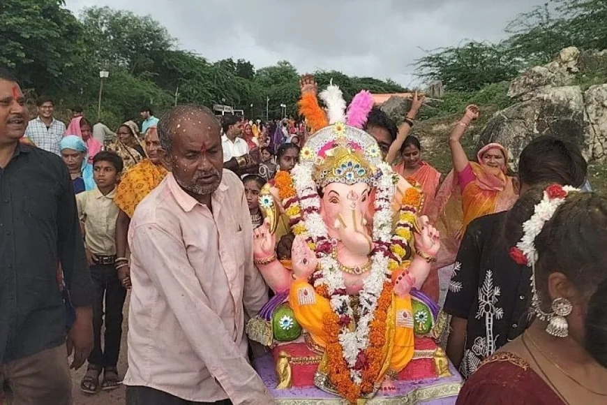 बांदा में गणेश महोत्सव का भव्य समापन, नम आंखों से दी बप्पा को विदाई