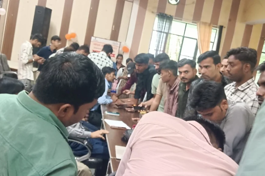 महोबा में रोजगार मेले में उमड़ी युवाओं की भीड़, 263 अभ्यर्थियों को मिला नौकरी का मौका