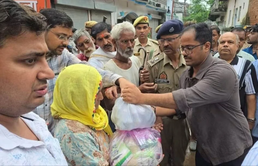डीएम-एसपी ने बाढ़ प्रभावितों को बांटी राशन किट
