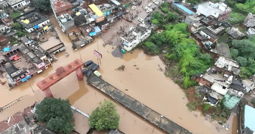 रातभर हुई मूसलाधार बारिश से फिर उफनाई मंदाकिनी, रामघाट की दुकानें डूबीं