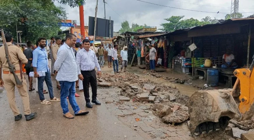 जेसीबी से हटवाया अतिक्रमण, खत्म कराई जलभराव की समस्या