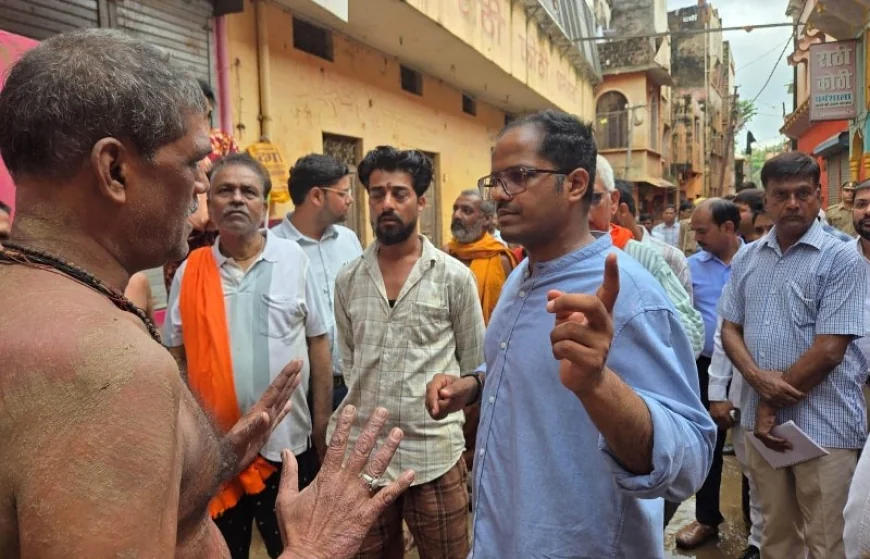 घर-घर जाकर बाढ़ प्रभावित लोगों की डीएम ने जानी समस्याएं