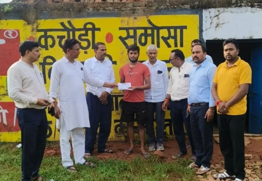 मृतकों के परिजनों को शिक्षकों ने दिए 21-21 हजार रुपए