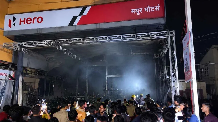 मयूर मोटर्स के शोरूम एवं वर्कशॉप में भीषण आग, 50-60 लाख का नुकसान