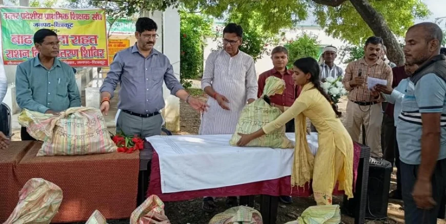 बाढ़ पीड़ितों को बांटी राशन सामग्री