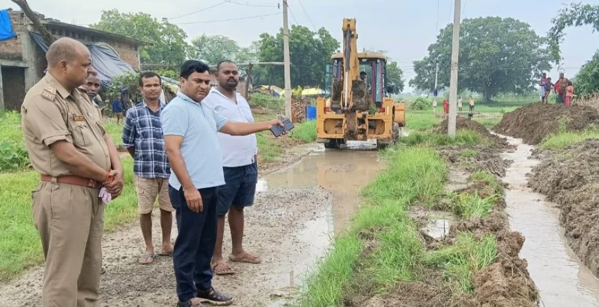 एसडीएम ने जलभराव की शिकायत पर नाली खुदवा कराई जल निकासी, ग्रामीणों को मिली राहत