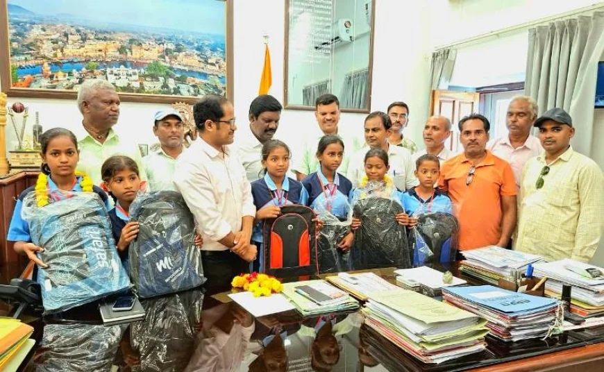 बालिकाओं को सम्मानित कर डीएम ने बढाया हौंसला