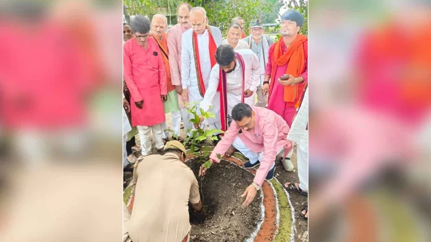 वृक्ष रोपित कर नमो वन की हुई स्थापना
