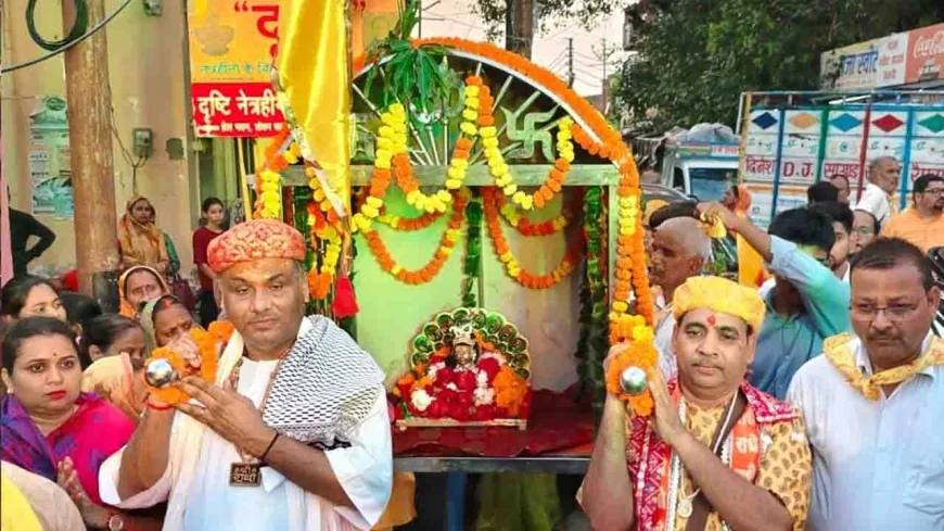 धर्मनगरी में श्रद्धालुओं ने धूमधाम से निकाली श्री कृष्ण जल विहार शोभा यात्रा