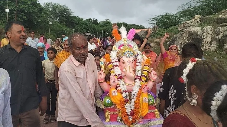 बांदा में गणेश महोत्सव का भव्य समापन, नम आंखों से दी बप्पा को विदाई