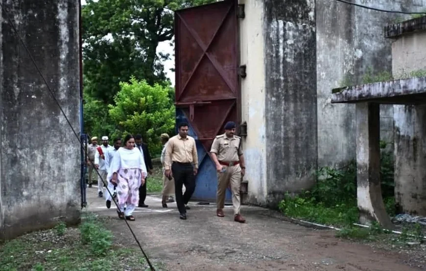 जिला न्यायाधीश, डीएम और एसपी ने किया मंडल कारागार का निरीक्षण