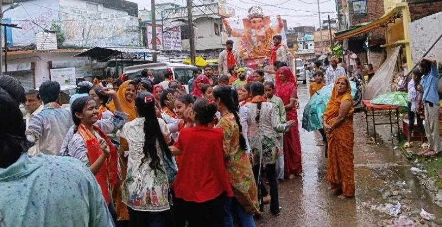 भक्तों ने नम आंखों से प्रतिमाओं का किया विसर्जन