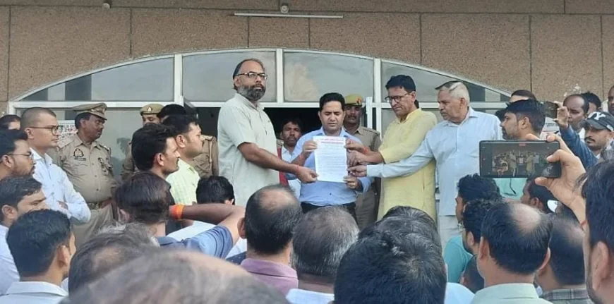 जिलाध्यक्ष अखिलेश पांडेय के नेतृत्व में ब्रिज कोर्स की अनिवार्यता सहित विभिन्न मांगों को लेकर सौंपा ज्ञापन