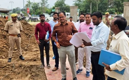 सूचना संकुल भवन के निर्माण का डीएम ने किया निरीक्षण