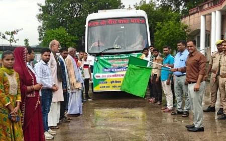 डीएम व उप निदेशक कृषि ने किसानों से भरी बस को दिखाई हरी झंडी