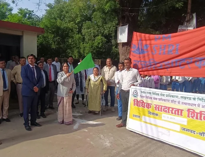 गांधी जयंती पर बांदा में विधिक जागरूकता कार्यक्रम, निकाली गई प्रभात फेरी