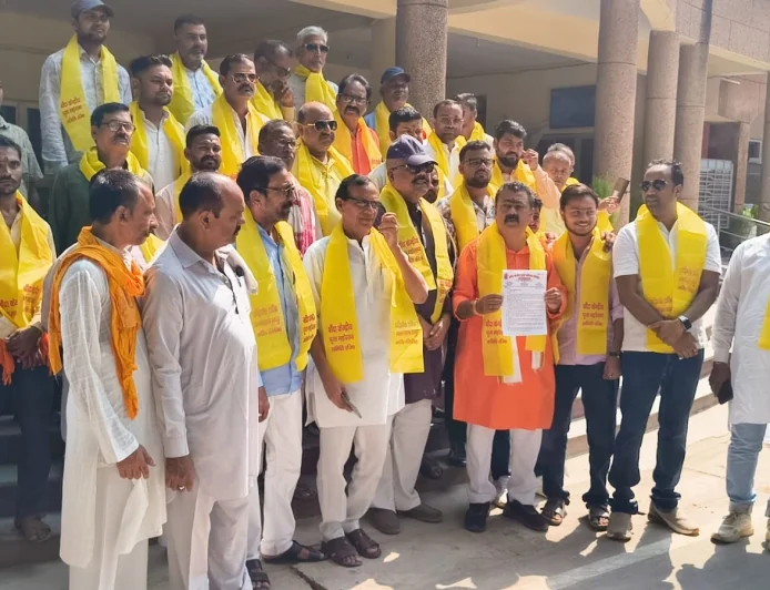 बांदा में नवदुर्गा महोत्सव की तैयारियां तेज, पूजा समिति ने डीएम को सौंपा 16 सूत्रीय ज्ञापन