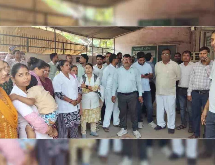 समान वेतन सहित दो प्रमुख मांगों को लेकर संविदा कर्मियों ने किया प्रदर्शन