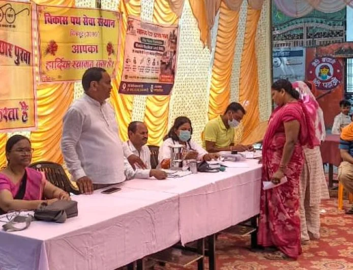 कछार पुरवा में सेवा का संगम : 328 ग्रामीणों की निःशुल्क स्वास्थ्य जाँच, 80 को मिले चश्मे