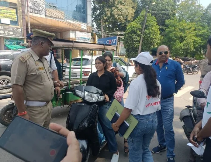 बांदा में MY Bharat ने चलाया यातायात जागरूकता अभियान, हेलमेट पहनने की अपील