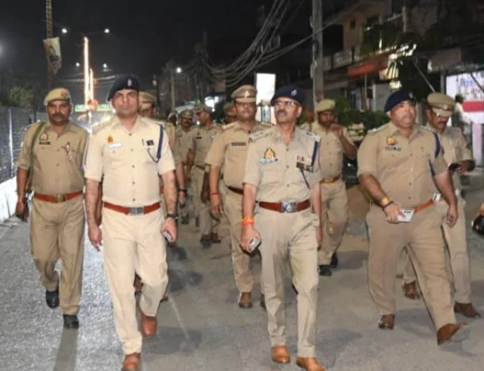 एसपी के नेतृत्व में पुलिस बल ने शहर में किया पैदल मार्च