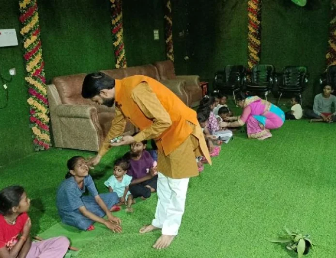 समाजसेवी शानू गुप्ता ने कन्या पूजन कर दिए उपहार