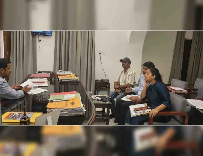 डीएम ने मूर्ति विसर्जन एवं दीपावली की तैयारियों को लेकर की बैठक