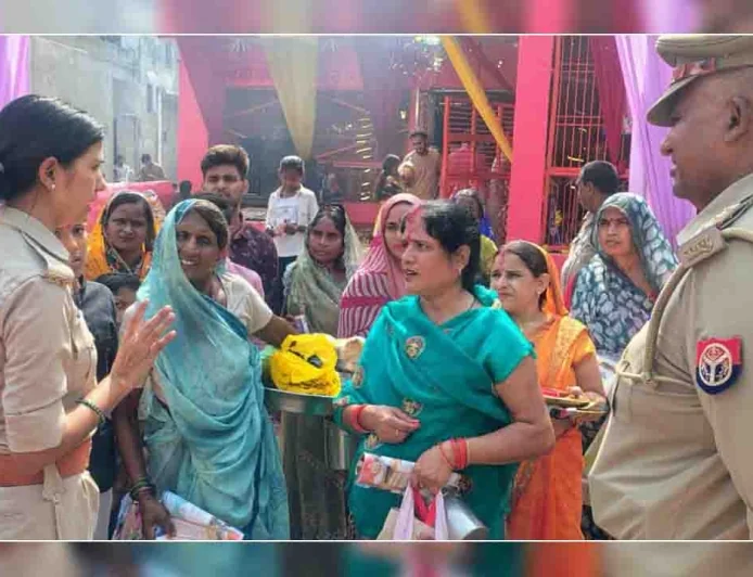 एण्टी रोमियों टीम ने महिला सुरक्षा एवं योजनाओं की दी गई जानकारी