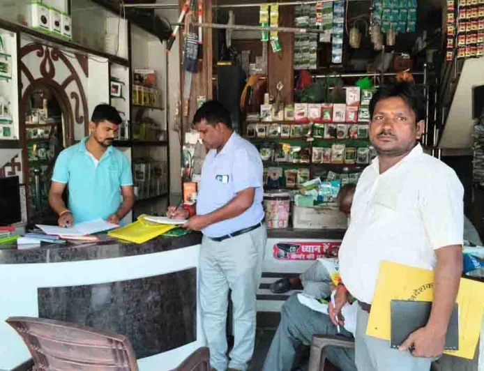 उर्वरक केंद्रों पर छापामार कर भरें संदिग्ध नमूने, एक दुकान निलंबित