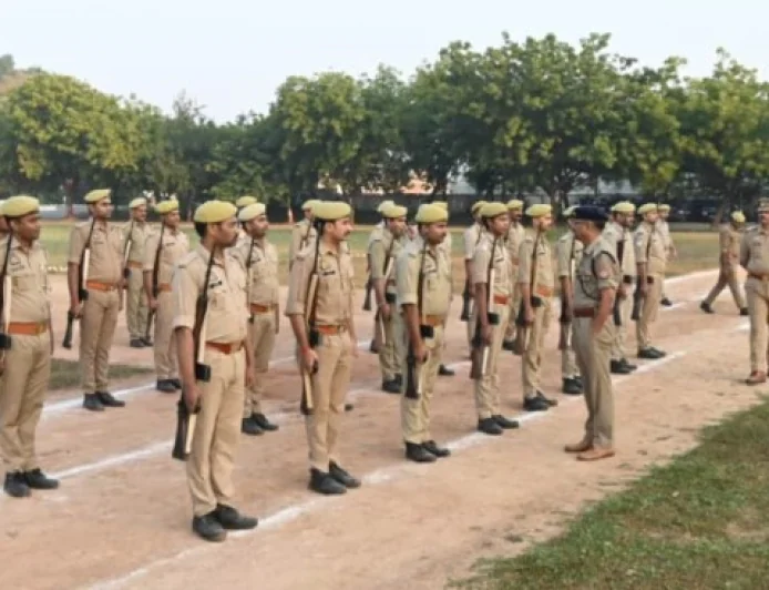 परेड की सलामी लेकर एसपी ने किया निरीक्षण, सुनी समस्याएं